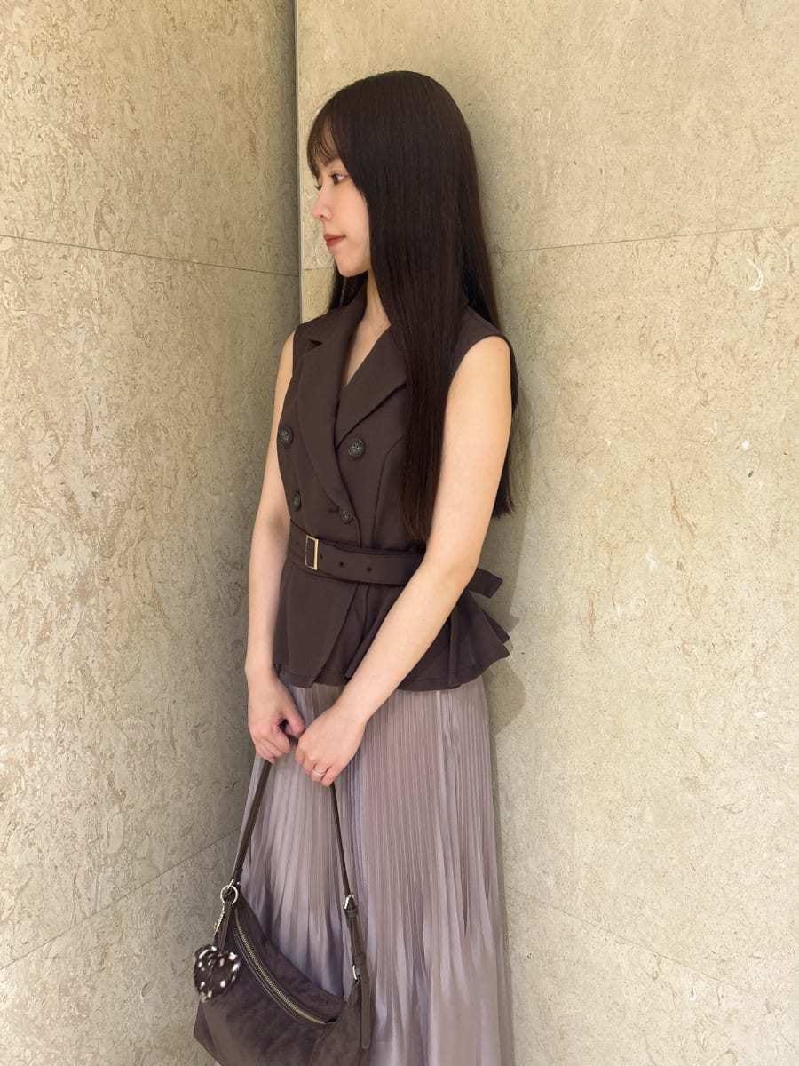 ブラウン系のワンピース、ブラック系のサンダル、ブラウン系のショルダーバッグを着用したレディースの夏コーディネートの2枚目の写真