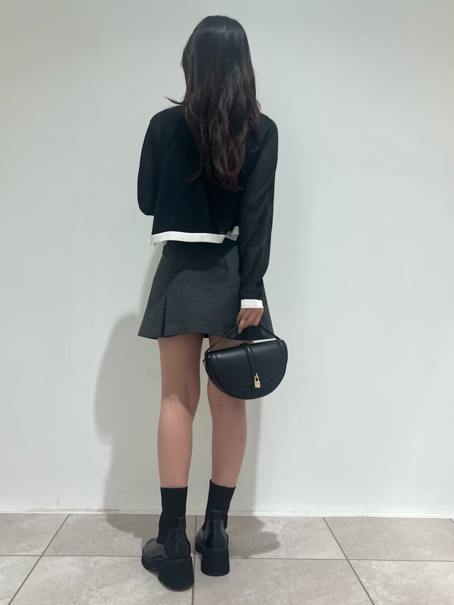 ブラック系のニット/セーター、その他のカーディガン/ボレロ、グレー系のスカートを着用したレディースの夏コーディネートの3枚目の写真