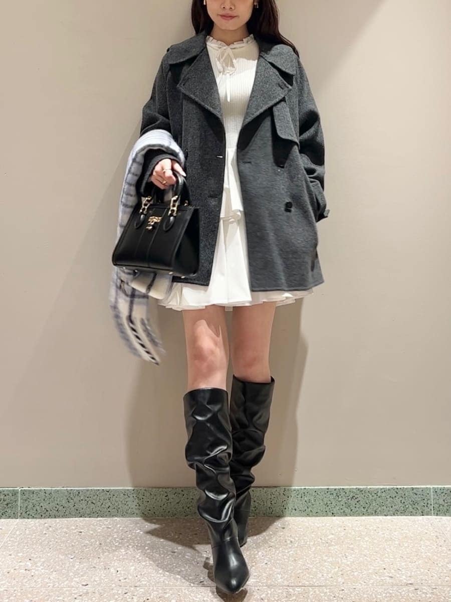 ホワイト系のワンピース、ブラック系のハンドバッグ、ブルー系のマフラーを着用したレディースの冬コーディネートの3枚目の写真