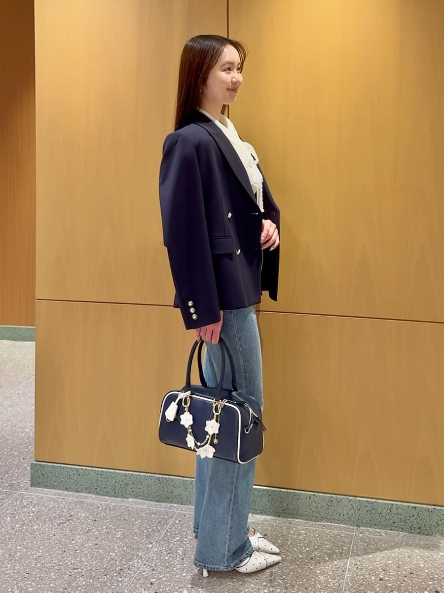 ブルー系のその他パンツ、ブルー系のテーラードジャケット、ホワイト系のニット/セーターを着用したレディースの春コーディネートの3枚目の写真