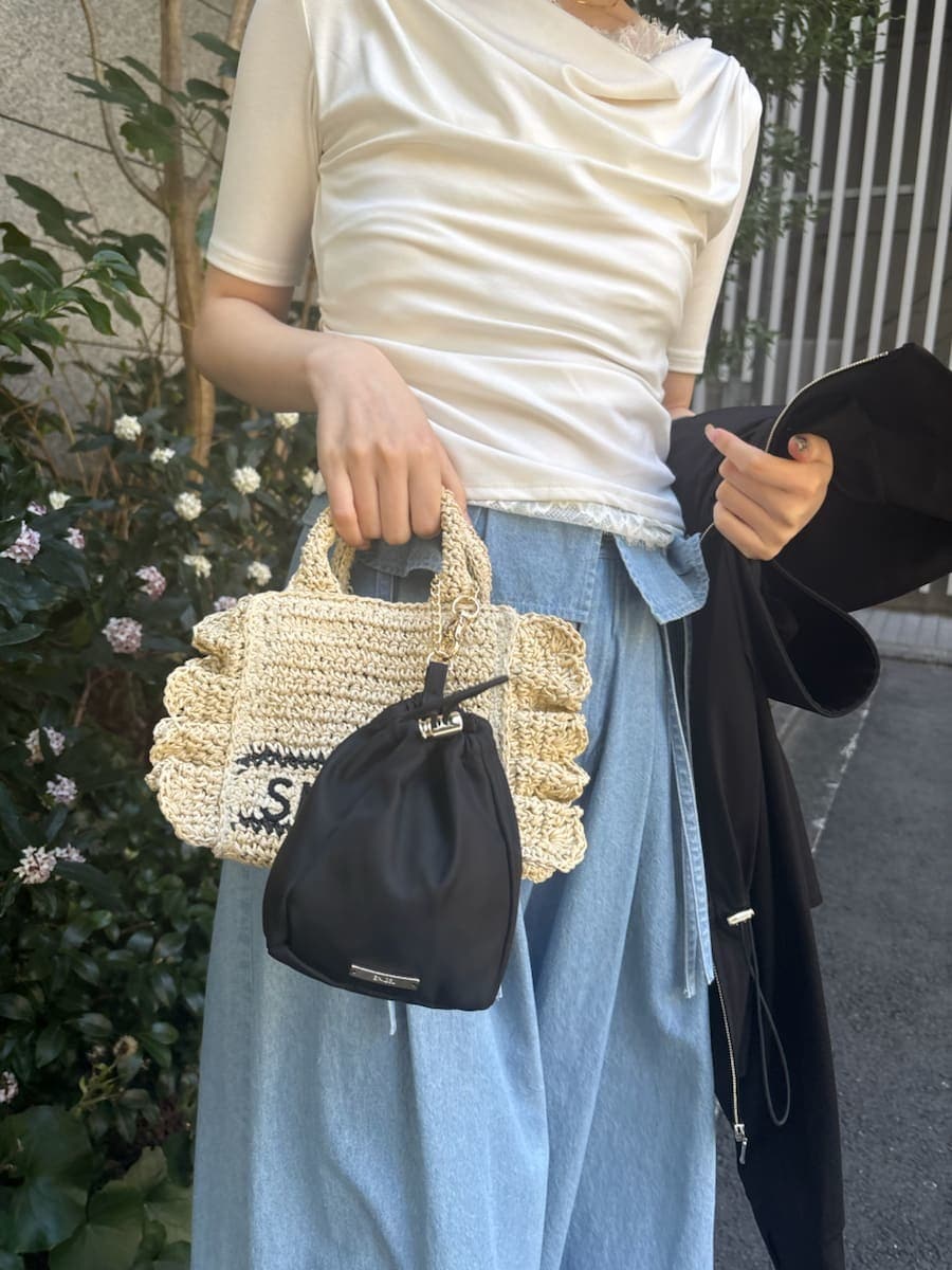 ブルー系のその他パンツ、ホワイト系のショルダーバッグ、シルバー系のスニーカーを着用したレディースの春コーディネートの8枚目の写真