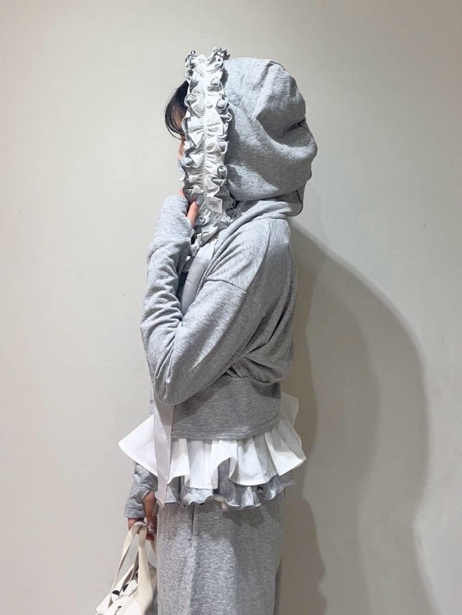 ホワイト系のショルダーバッグ、グレー系のその他パンツ、グレー系のパーカーを着用したレディースの夏コーディネートの7枚目の写真