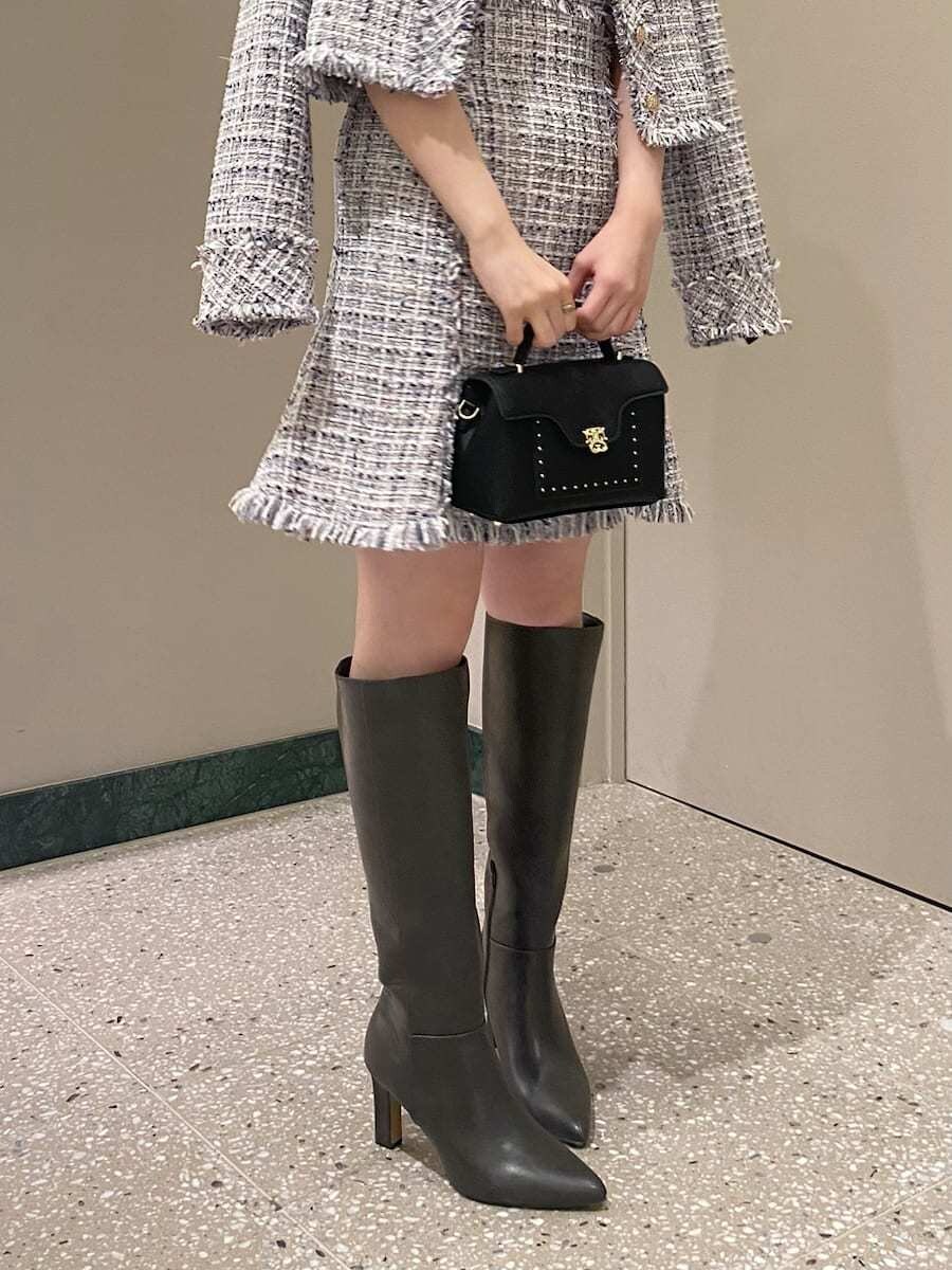 その他のノーカラージャケット、その他のワンピース、グレー系のブーツを着用したレディースの秋コーディネートの6枚目の写真