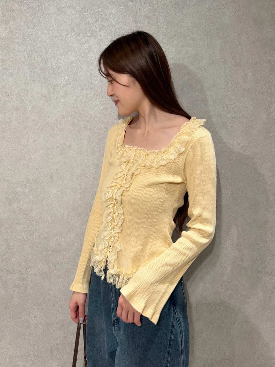 ブルー系のデニムパンツ、イエロー系のニット/セーター、ブラウン系のサンダルを着用したレディースの夏コーディネートの6枚目の写真