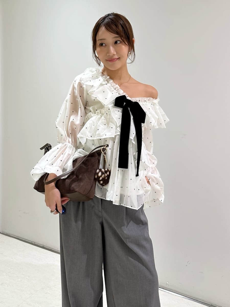 グレー系のその他パンツ、その他のシャツ/ブラウス、ブラウン系のパンプスを着用したレディースの秋コーディネートの8枚目の写真