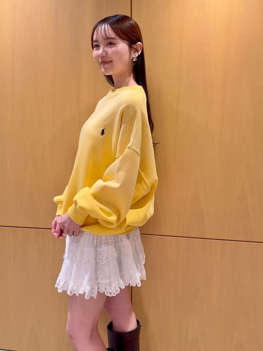 ホワイト系のその他パンツ、イエロー系のスウェット、ホワイト系のショルダーバッグを着用したレディースの春コーディネートの2枚目の写真