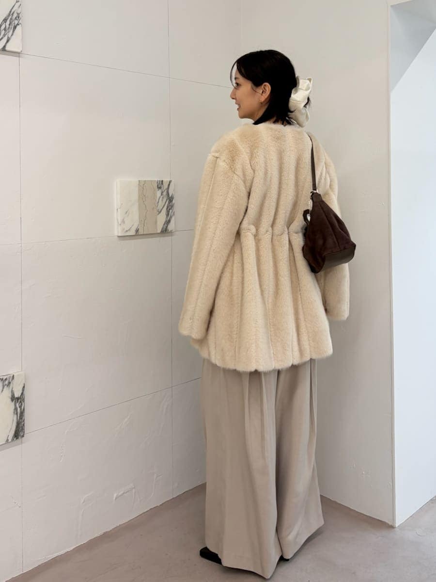 ベージュ系のその他パンツ、ブラウン系のキャミソール、ブラウン系のカーディガン/ボレロを着用したレディースの秋コーディネートの4枚目の写真