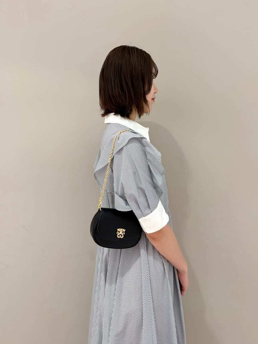 その他のワンピース、ブラック系のパンプス、ブラック系のショルダーバッグを着用したレディースの春コーディネートの6枚目の写真