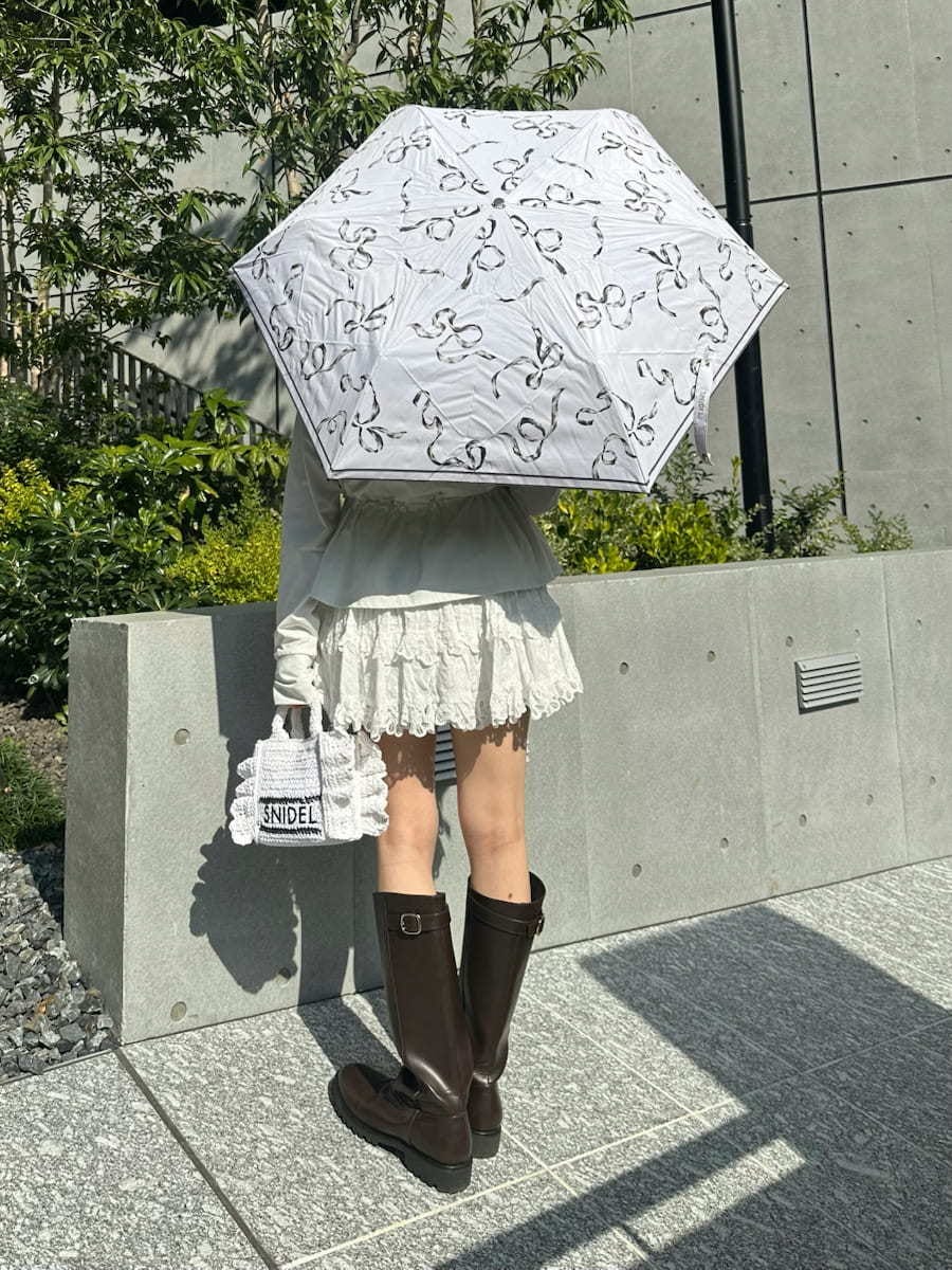 ホワイト系のその他パンツ、ホワイト系のシャツ/ブラウス、ホワイト系のショルダーバッグを着用したレディースの春コーディネートの4枚目の写真