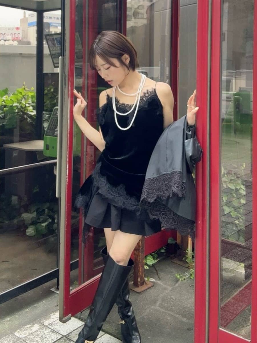 その他のテーラードジャケット、ブラック系のその他パンツ、ブラック系のキャミソールを着用したレディースの夏コーディネートの5枚目の写真