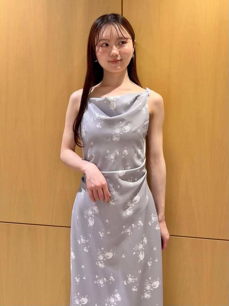 その他のワンピース、ブルー系のカーディガン/ボレロ、ブラック系のパンプスを着用したレディースの春コーディネートの5枚目の写真