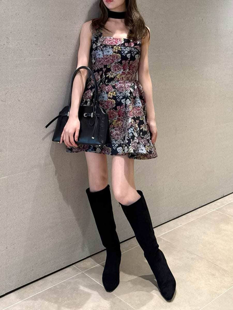 その他のブーツ、ブラック系のボストンバッグを着用したレディースの秋コーディネートの3枚目の写真