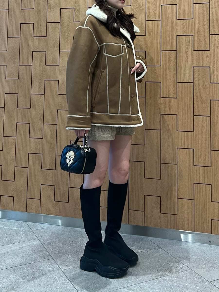 ブラウン系のその他パンツ、ベージュ系のニット/セーター、その他のブーツを着用したレディースの秋コーディネートの4枚目の写真