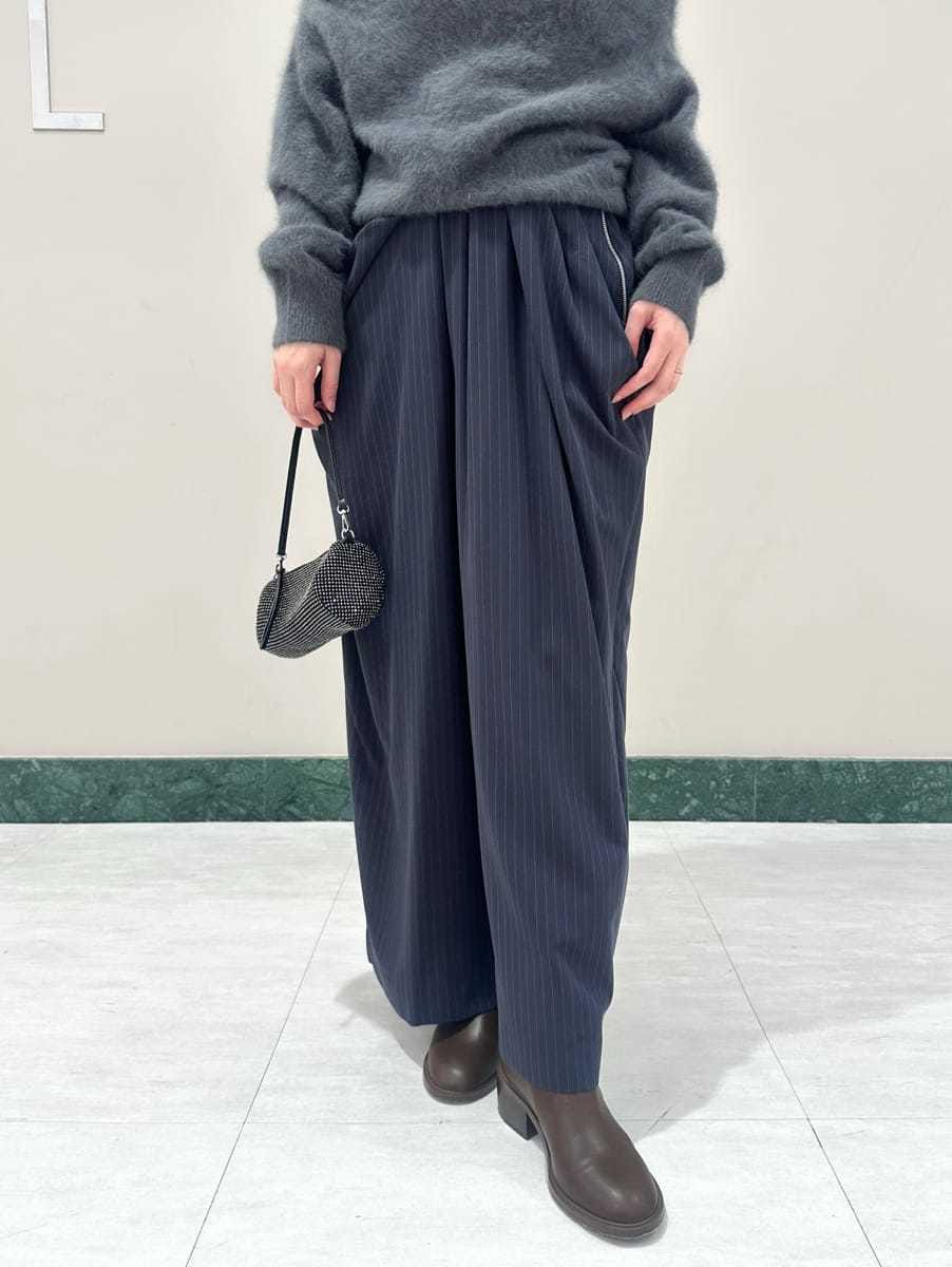 グレー系のニット/セーター、ブルー系のその他パンツを着用したレディースの秋コーディネートの3枚目の写真