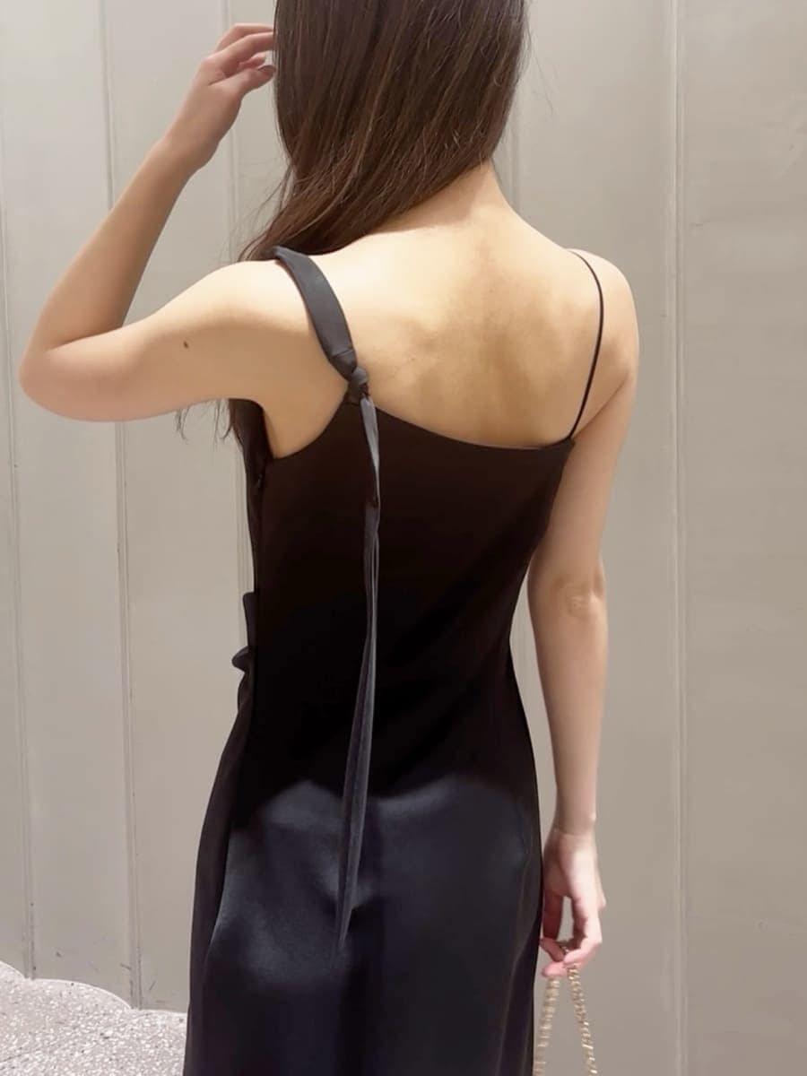 ホワイト系のテーラードジャケット、ブラック系のワンピース、ホワイト系のショルダーバッグを着用したレディースの春コーディネートの6枚目の写真