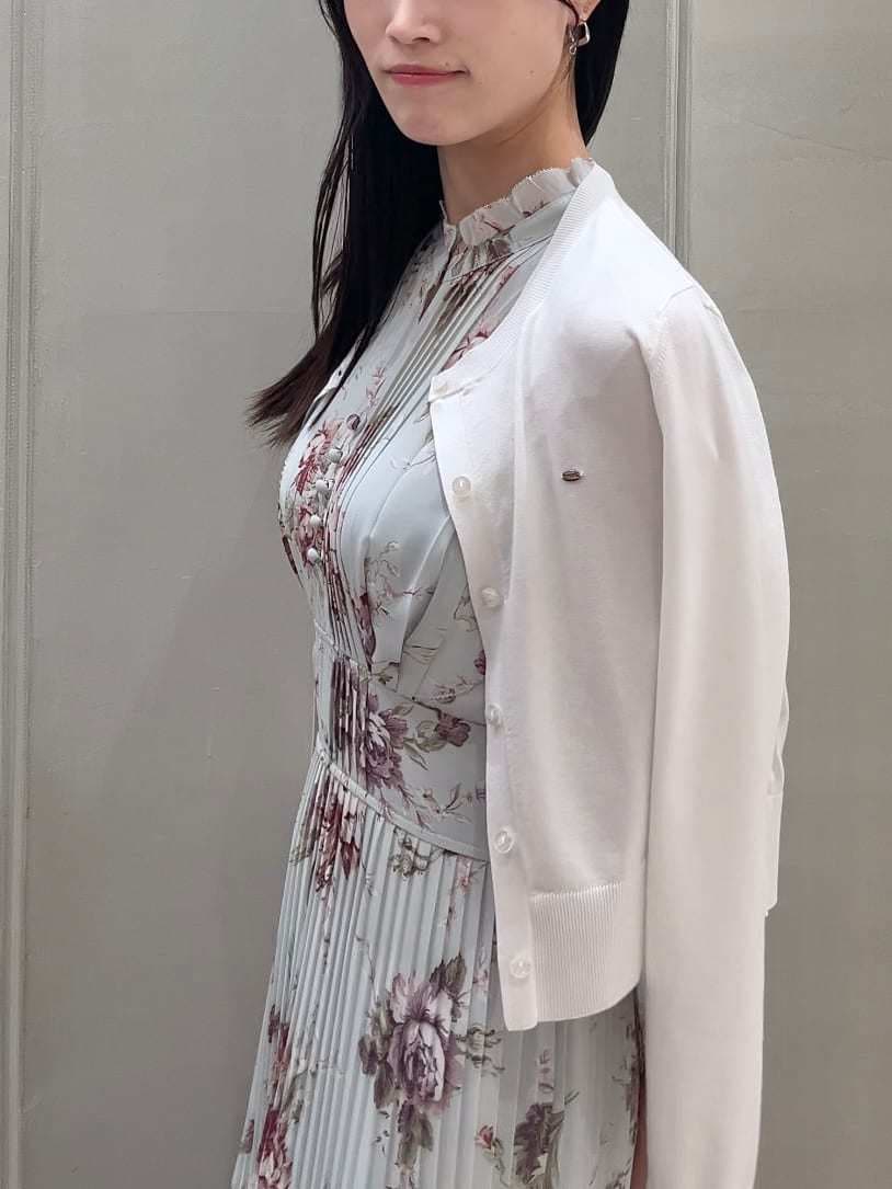 グリーン系のワンピース、ホワイト系のカーディガン/ボレロ、ホワイト系のショルダーバッグを着用したレディースの春コーディネートの6枚目の写真