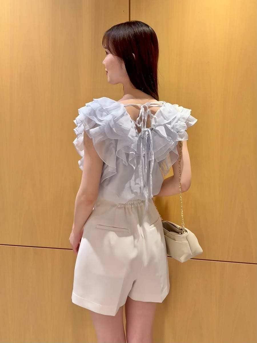 ホワイト系のその他パンツ、ブルー系のシャツ/ブラウスを着用したレディースの夏コーディネートの2枚目の写真