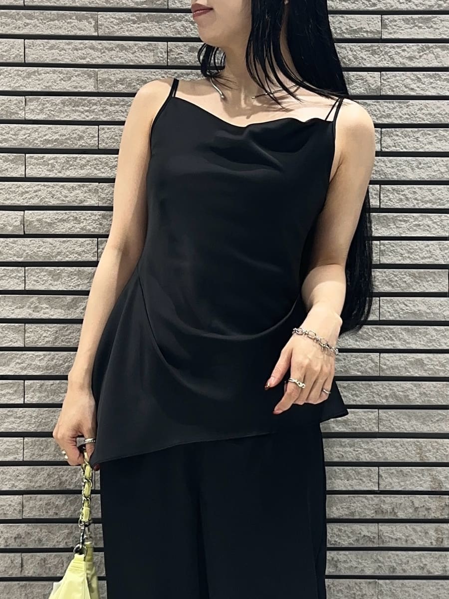 ブラック系のパンプス、ブラック系のつなぎ/オールインワン、イエロー系のカーディガン/ボレロを着用したレディースの夏コーディネートの6枚目の写真