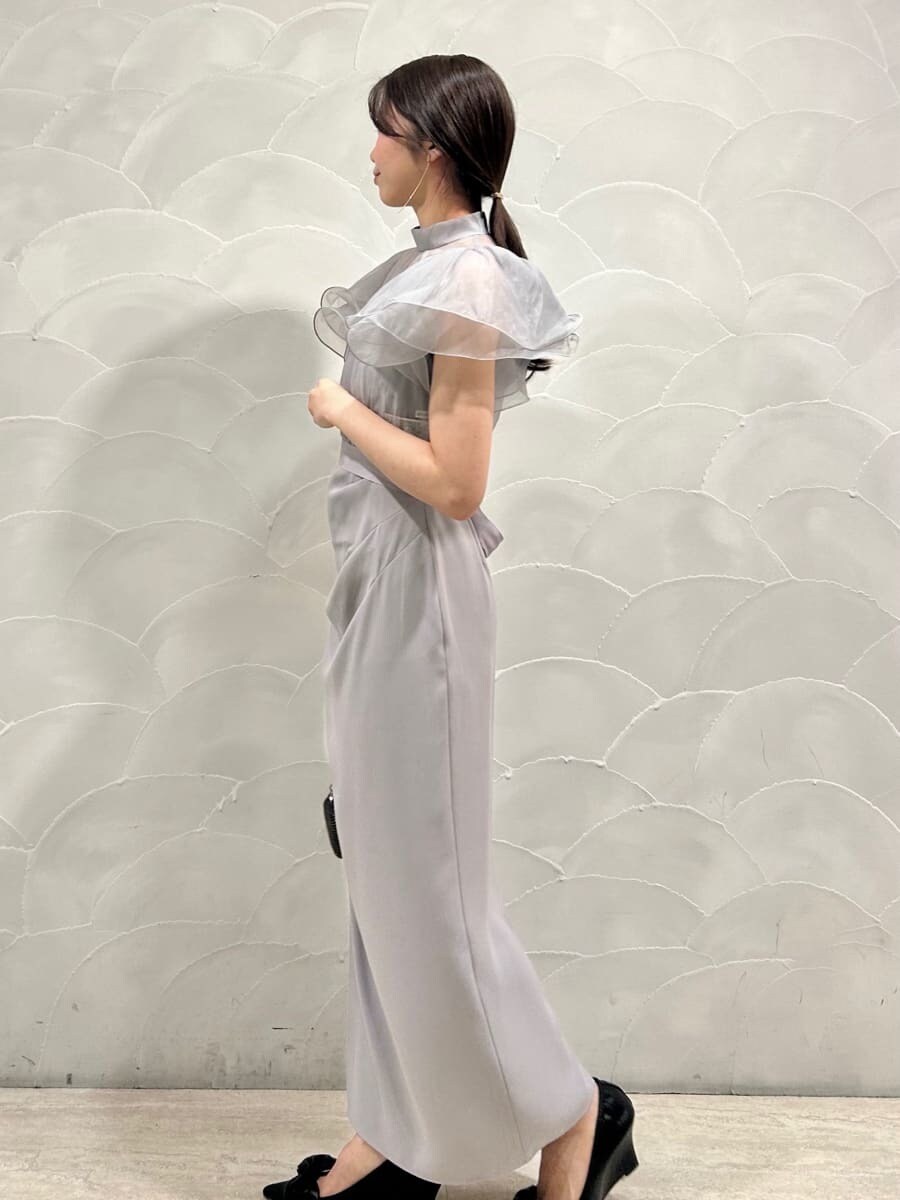 グレー系のチェスターコート、ブルー系のワンピースを着用したレディースの冬コーディネートの5枚目の写真