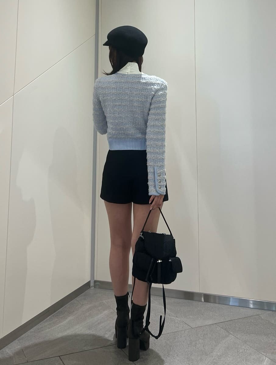 ホワイト系のTシャツ/カットソー、グレー系のブーツ、ブラック系のバックパック/リュックを着用したレディースの夏コーディネートの3枚目の写真
