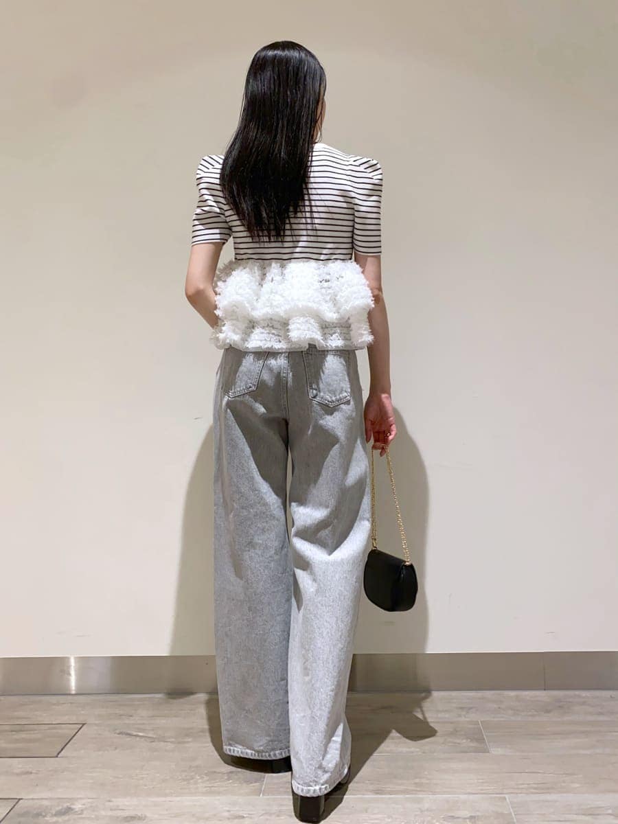 グレー系のデニムパンツ、その他のニット/セーター、ブラック系のショルダーバッグを着用したレディースの春コーディネートの2枚目の写真