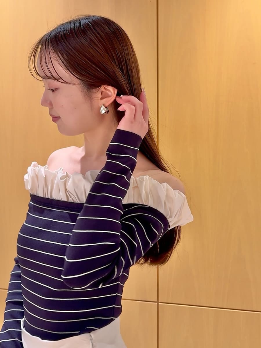 ブラック系のブーツ、ホワイト系のスカート、その他のニット/セーターを着用したレディースの冬コーディネートの6枚目の写真