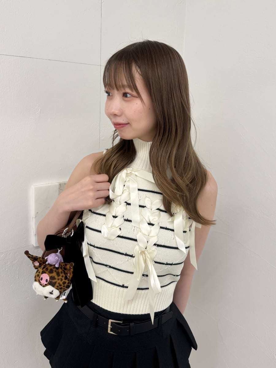 ブラック系のその他パンツ、その他のニット/セーター、ブラック系のサンダルを着用したレディースの夏コーディネートの4枚目の写真
