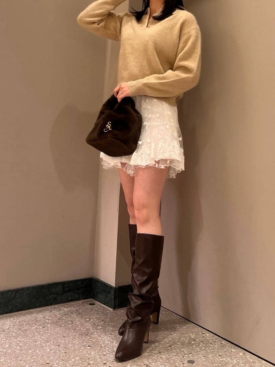 ベージュ系のニット/セーター、その他のその他パンツ、ブラウン系のハンドバッグを着用したレディースの冬コーディネートの2枚目の写真