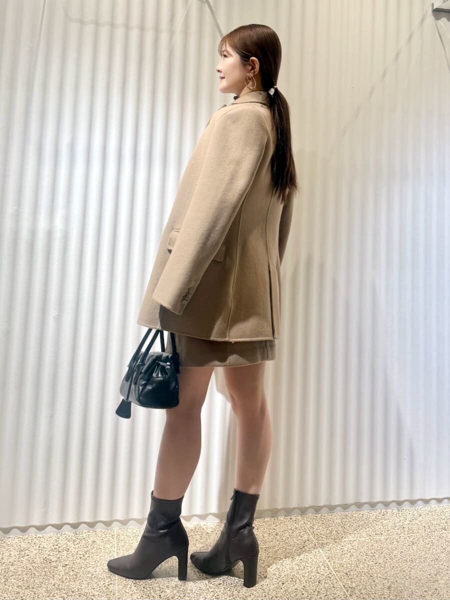 イエロー系のテーラードジャケット、ブラウン系のニット/セーター、イエロー系のワンピースを着用したレディースの秋コーディネートの5枚目の写真