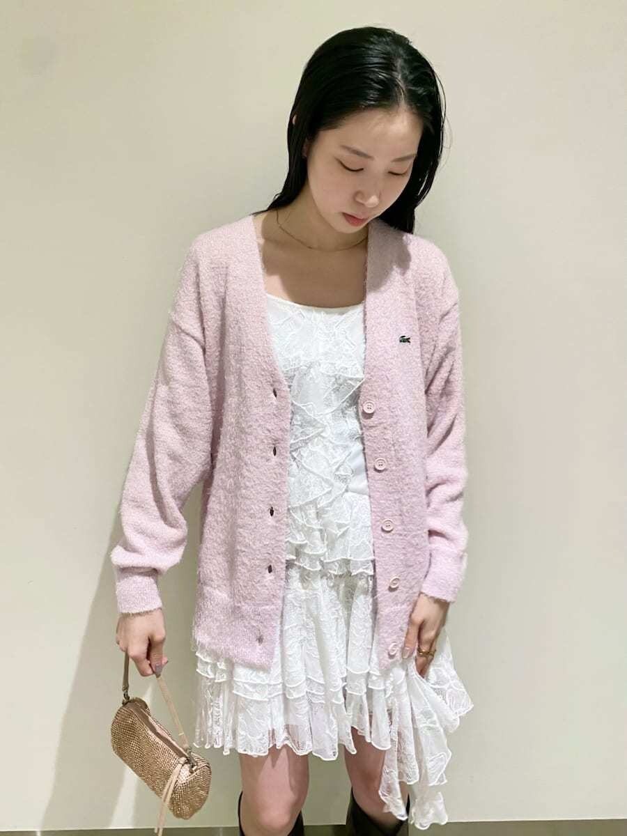 ホワイト系のワンピース、ピンク系のカーディガン/ボレロを着用したレディースの冬コーディネートの2枚目の写真