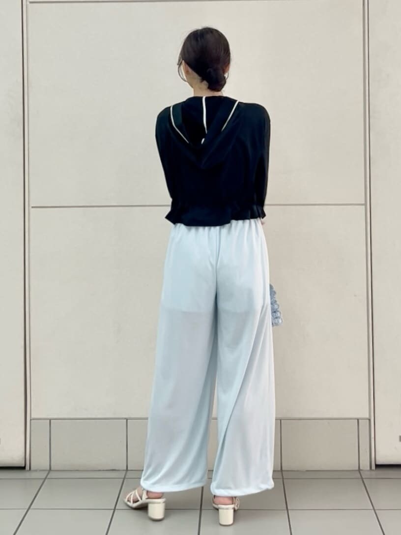 ブルー系のその他パンツ、ブルー系のショルダーバッグ、ブラック系のパーカーを着用したレディースの春コーディネートの4枚目の写真