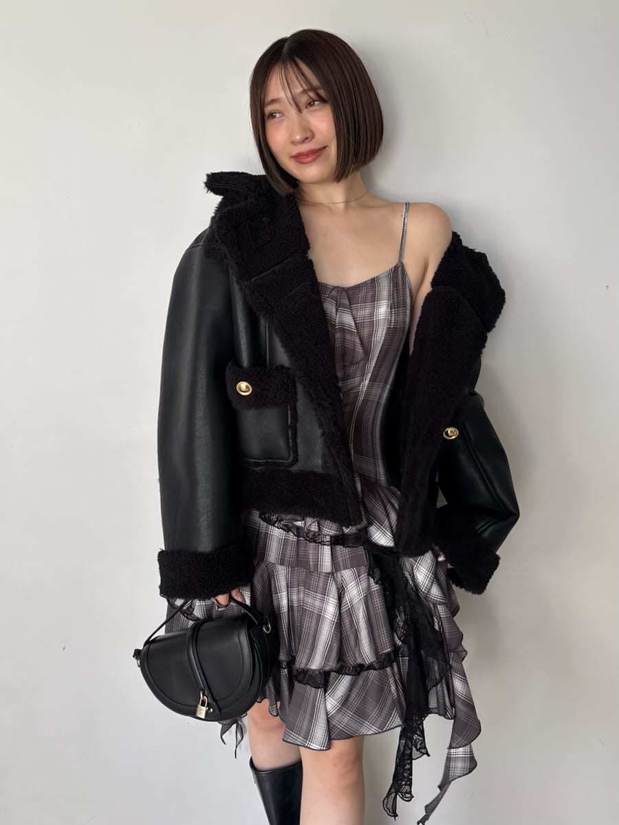 ブラック系のブーツ、ブラック系のハンドバッグ、ブラック系のブルゾンを着用したレディースの秋コーディネートの7枚目の写真