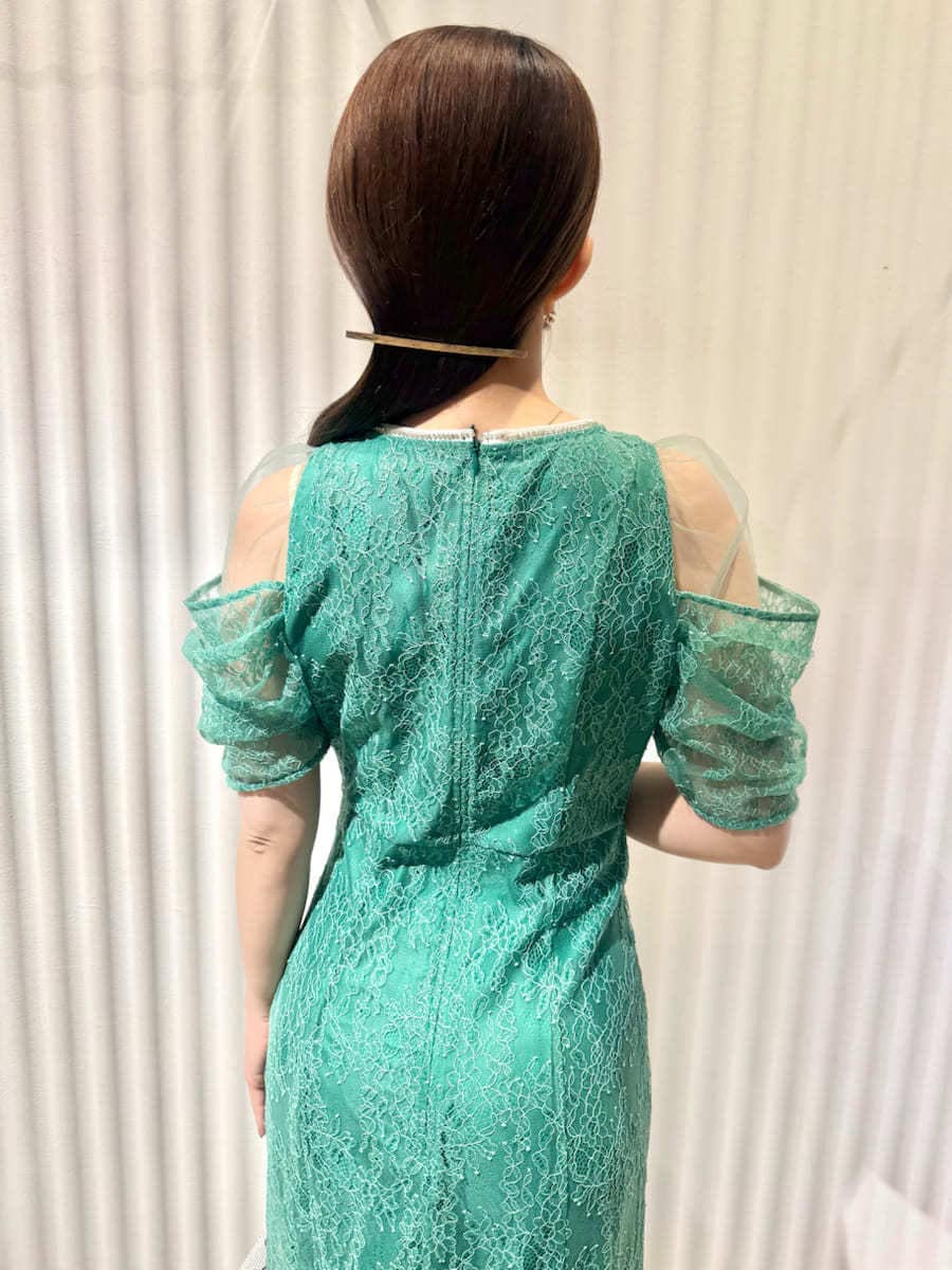 グレー系のストール/ショールを着用したレディースの冬コーディネートの8枚目の写真