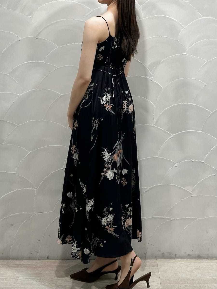 イエロー系のカーディガン/ボレロ、ブルー系のワンピース、ブラウン系のパンプスを着用したレディースの冬コーディネートの6枚目の写真