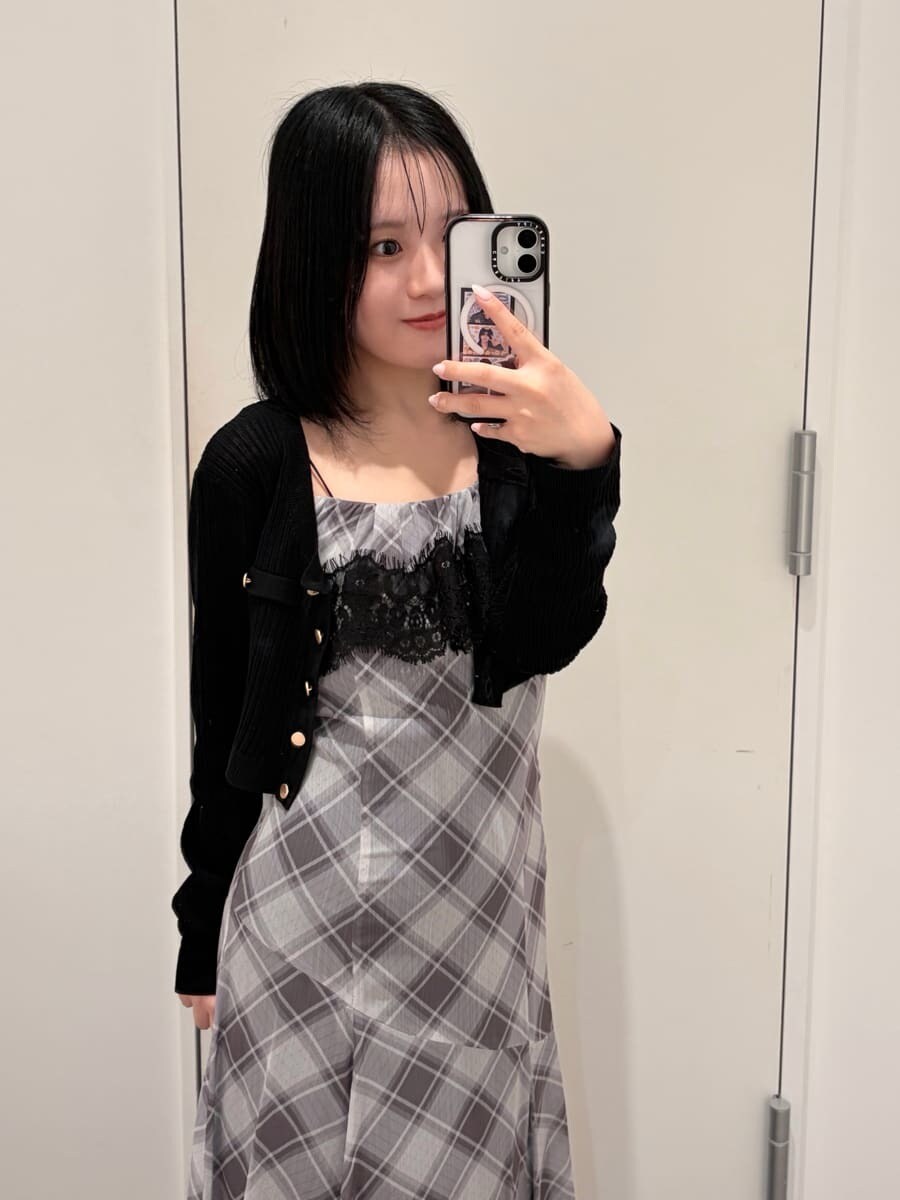 グレー系のワンピース、グレー系のカーディガン/ボレロ、ブラック系のサンダルを着用したレディースの夏コーディネートの7枚目の写真