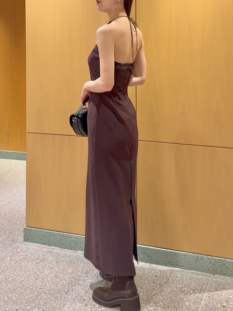 ピンク系のカーディガン/ボレロ、ピンク系のワンピース、ブラック系のハンドバッグを着用したレディースの秋コーディネートの6枚目の写真