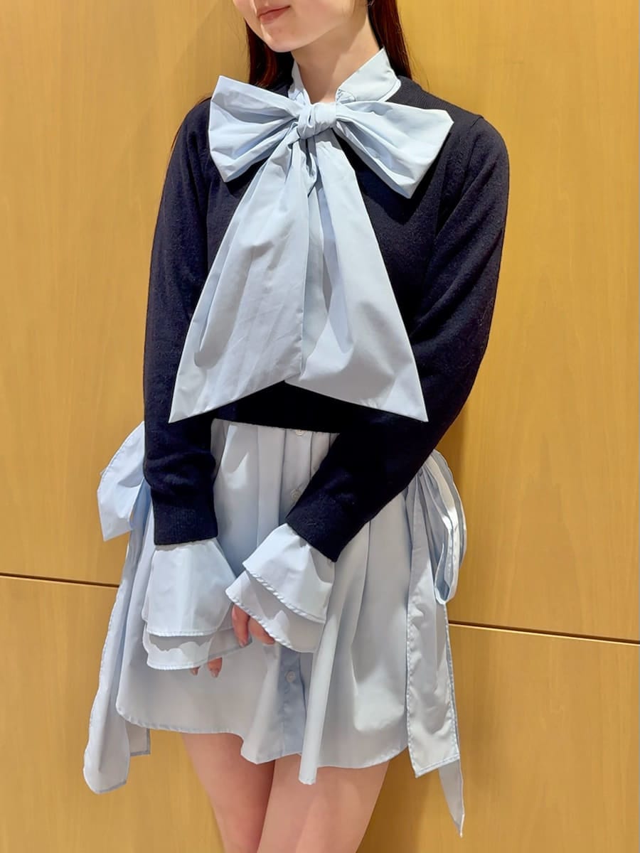 ブラック系のショルダーバッグ、その他のテーラードジャケット、ブルー系のその他トップスを着用したレディースの秋コーディネートの7枚目の写真