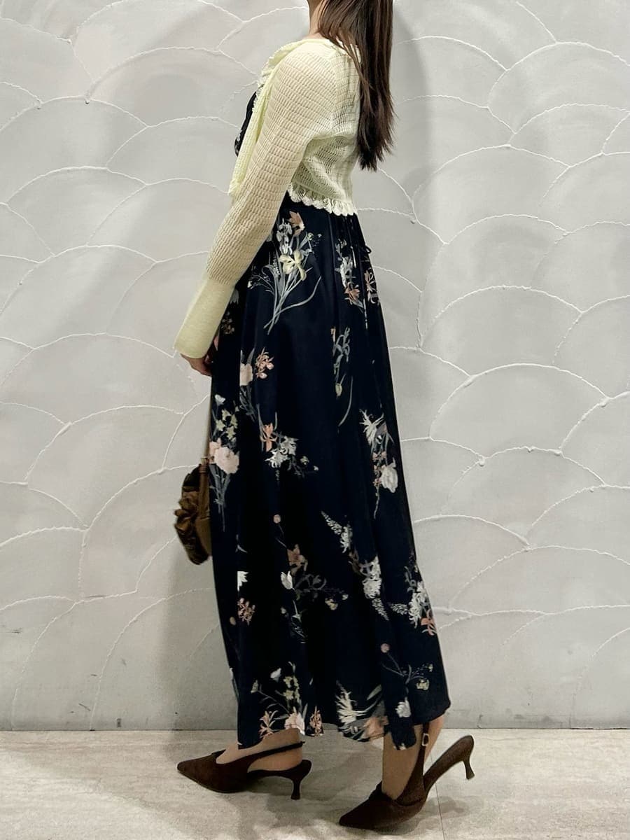 イエロー系のカーディガン/ボレロ、ブルー系のワンピース、ブラウン系のパンプスを着用したレディースの冬コーディネートの3枚目の写真