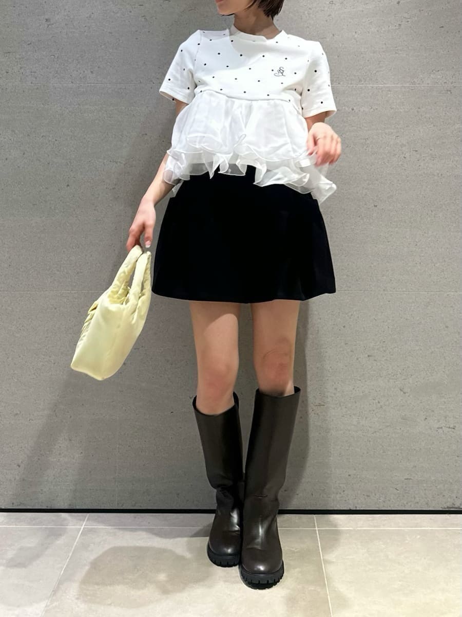 ブラック系のその他パンツ、その他のTシャツ/カットソーを着用したレディースの春コーディネートの4枚目の写真