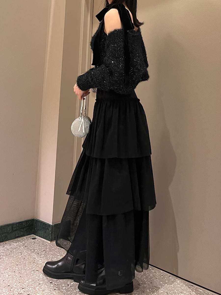 ブラック系のブーツ、ブラック系のスカート、ブラック系のニット/セーターを着用したレディースの冬コーディネートの3枚目の写真