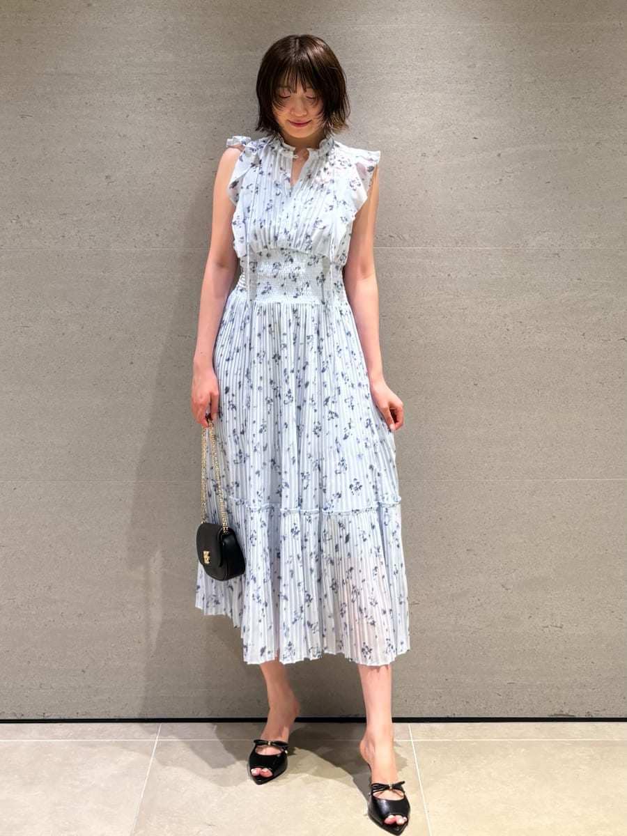 ブルー系のワンピース、ブラック系のサンダルを着用したレディースの夏コーディネートの2枚目の写真