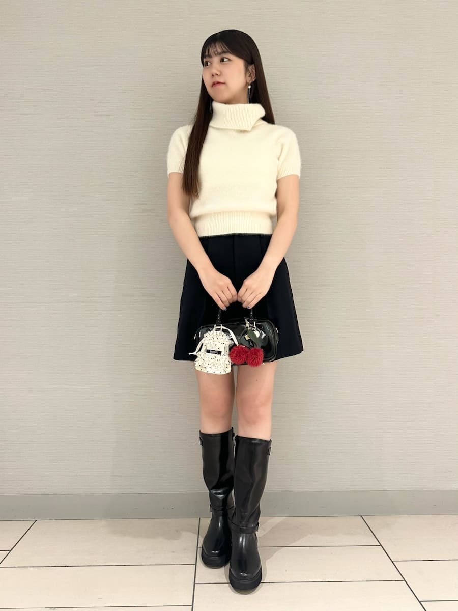 ブルー系のテーラードジャケット、ブルー系のその他パンツ、ブラック系のブーツを着用したレディースの秋コーディネートの2枚目の写真