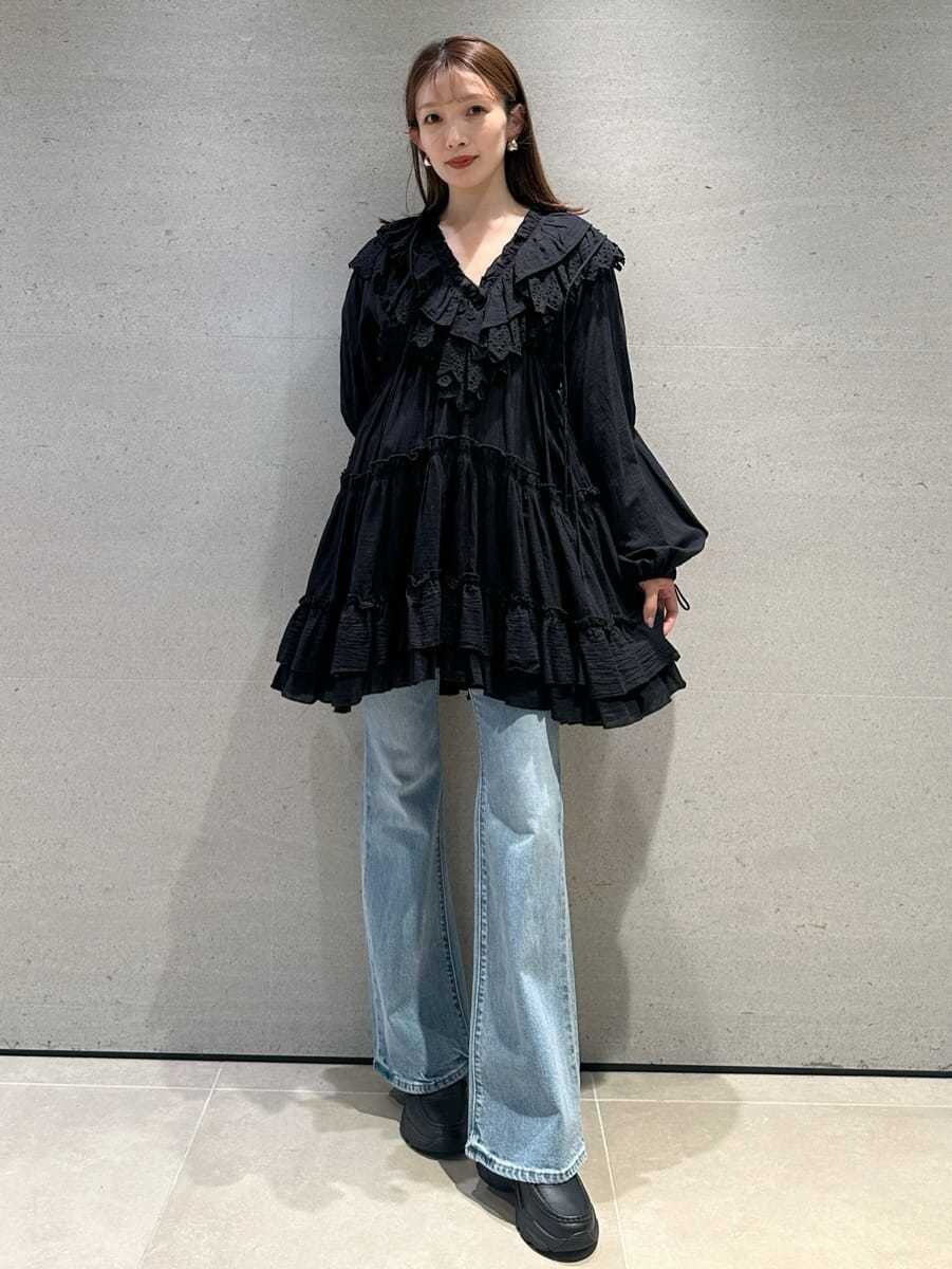 ブラック系のその他トップス、ブルー系のデニムパンツ、ブラック系のローファーを着用したレディースの春コーディネートの2枚目の写真