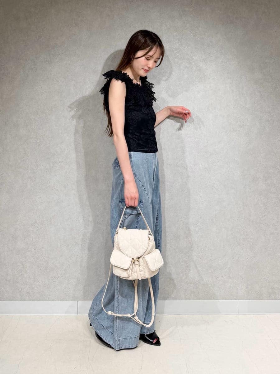 ブルー系のその他パンツ、ブラック系のTシャツ/カットソー、ホワイト系のバックパック/リュックを着用したレディースの夏コーディネートの2枚目の写真