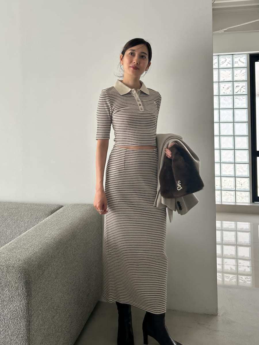 ホワイト系のワンピース、ブラウン系のブーツを着用したレディースの秋コーディネートの2枚目の写真