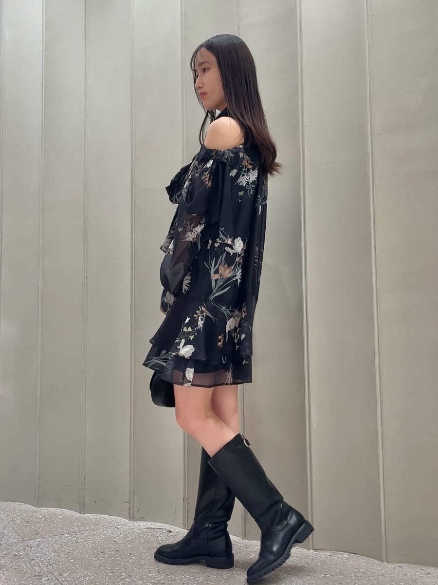 ホワイト系のテーラードジャケット、ブルー系のワンピース、ブラック系のショルダーバッグを着用したレディースの冬コーディネートの7枚目の写真