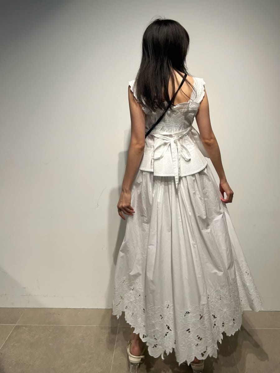 ホワイト系のスカート、ホワイト系のシャツ/ブラウス、ベージュ系のショルダーバッグを着用したレディースの冬コーディネートの5枚目の写真