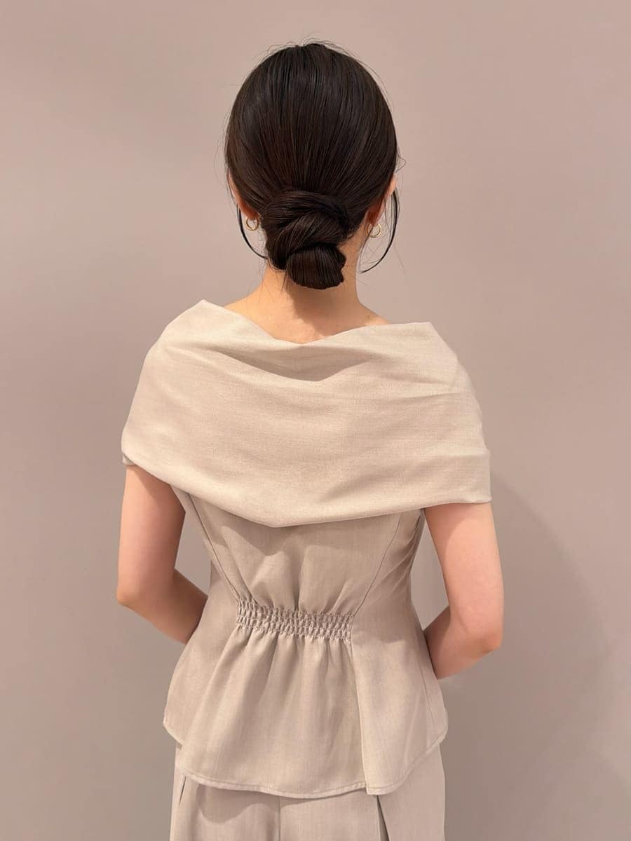ブラウン系のハンドバッグ、ベージュ系のその他パンツ、ベージュ系のシャツ/ブラウスを着用したレディースの夏コーディネートの5枚目の写真