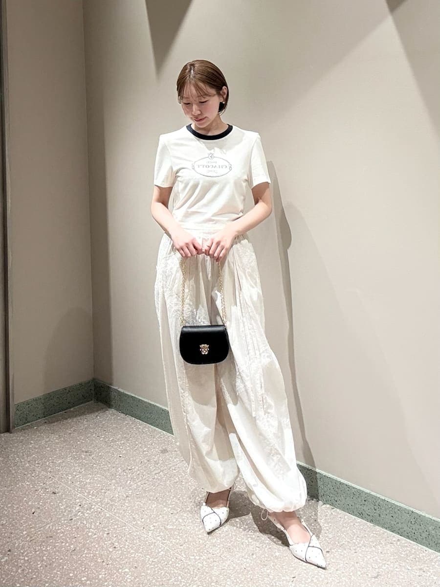 ホワイト系のその他パンツ、ホワイト系のTシャツ/カットソー、その他のパンプスを着用したレディースの春コーディネートの6枚目の写真