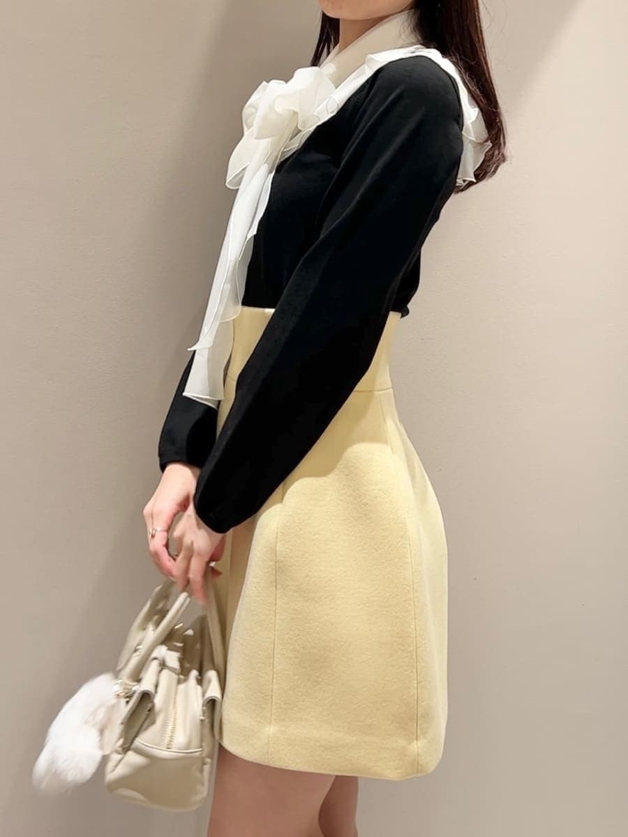 その他のニット/セーター、イエロー系のピーコート、イエロー系のスカートを着用したレディースの冬コーディネートの8枚目の写真